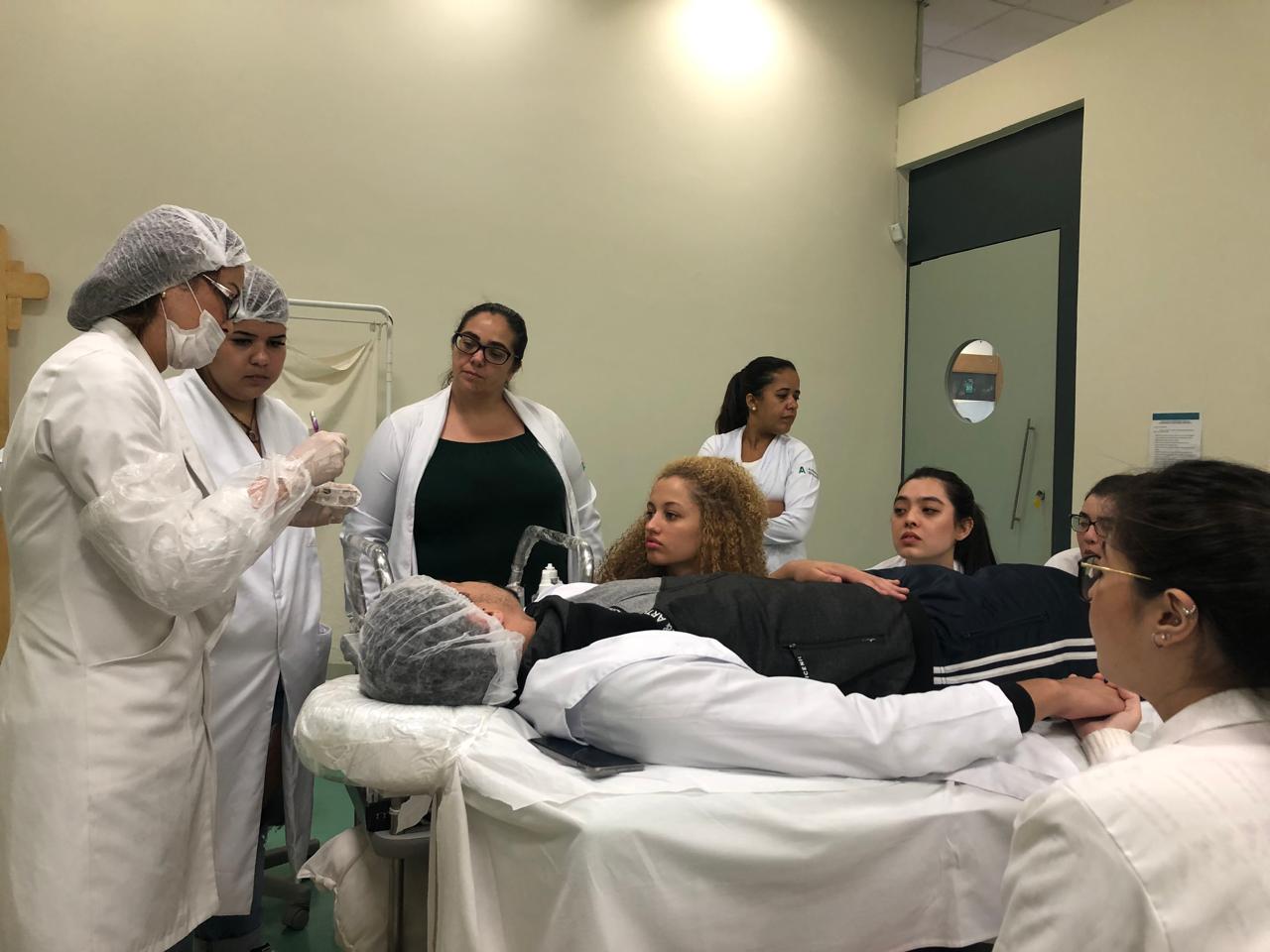 Aula de Dermopigmentação na universidade